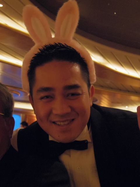 うさみみを付けてくれたアシスタントウェイター on ダイヤモンド・プリンセス