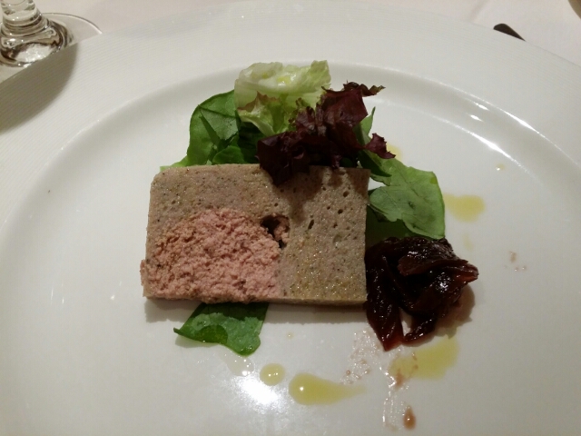 ウズラと鹿肉のテリーヌ ショウガ風味の赤タマネギと白タマネギのコンポート、ベビーリーフのベビーリーフ on ダイヤモンドプリンセス