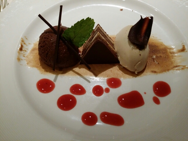 チョコレート好きの方へ ダークチョコレートトリュフムース、ミニガトーオペラ、ヘーゼルナッツチョコレートパフェ on ダイヤモンドプリンセス