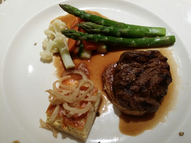 マラバー胡椒風味の牛ヒレ肉 オニオンタルト、西洋ワサビソース on ダイヤモンドプリンセス