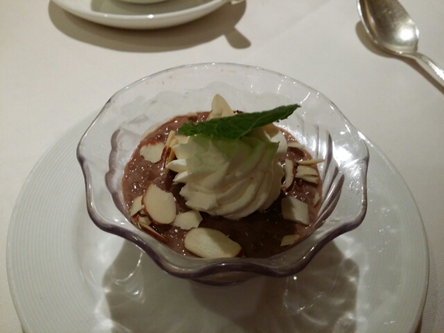 砂糖不使用チョコレートとタピオカのプディング ホイップクリームとアーモンド on ダイヤモンドプリンセス