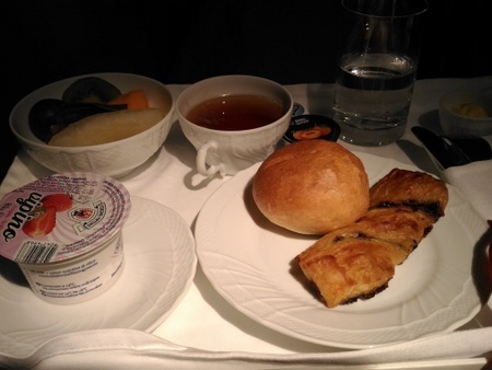 アリタリア航空 AZ784便 ビジネスクラスの機内食 (1).jpg