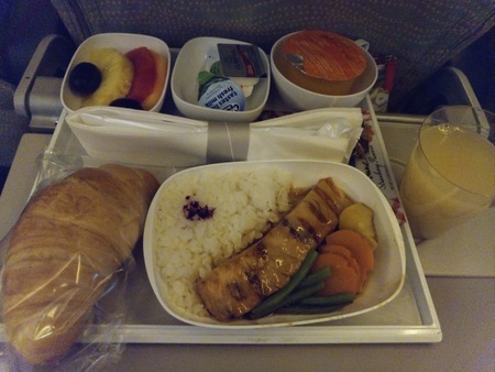 エミレーツ航空 EK318便の機内食 (2).jpg