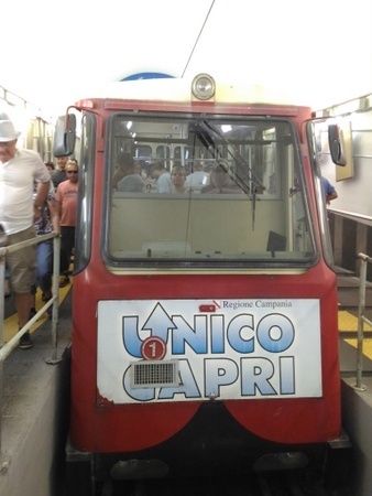 カプリ島のケーブルカー.jpg