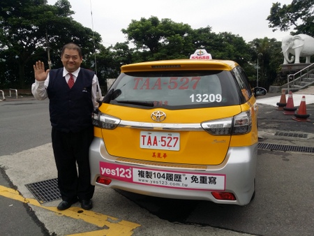 タクシーとドライバーの陳さん.jpg